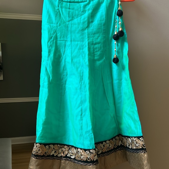 Beautiful chaniya choli set perfect for garba or wedding . - Picture 4 of 4